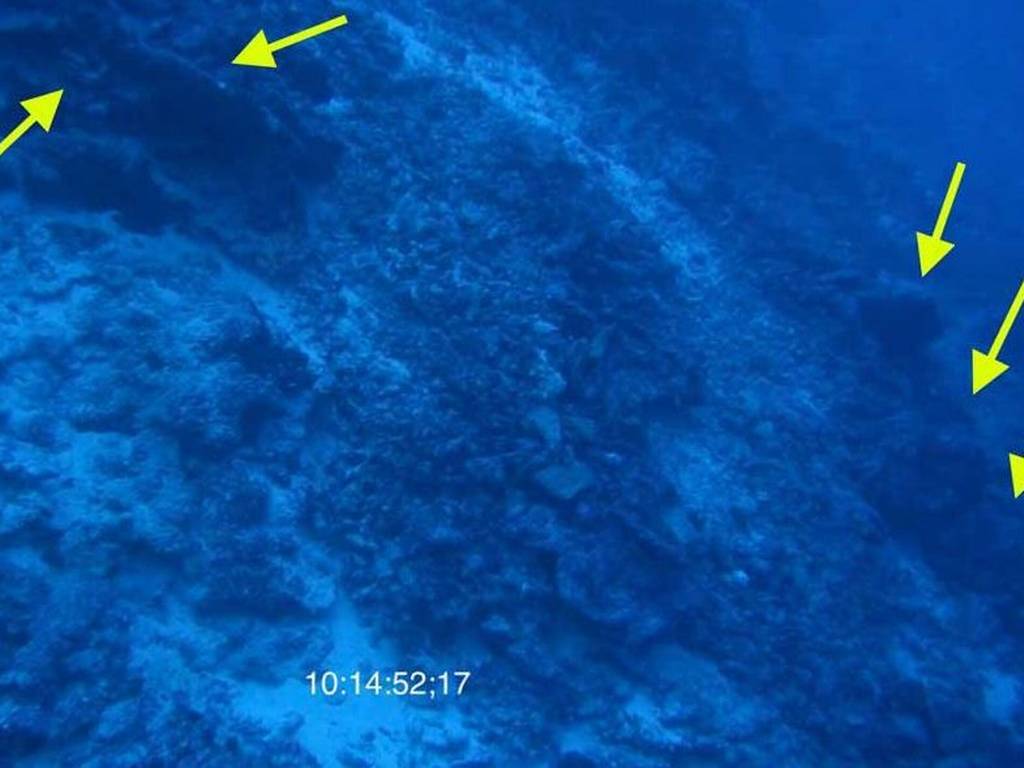 Underwater debris field with possible wheel, fender and pulley